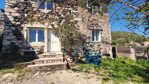 Property building, Facade/entrance, BBQ facilities, Dining area