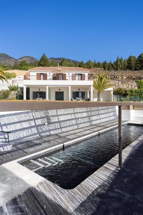 Property building, Natural landscape, Mountain view, Pool view, Swimming pool