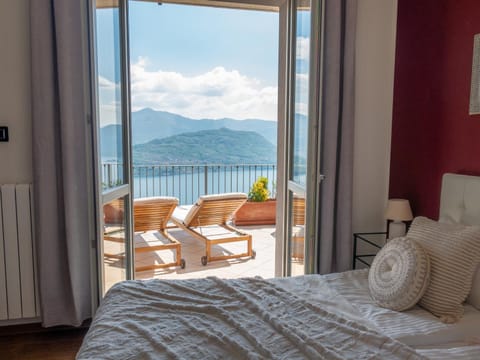 View (from property/room), Balcony/Terrace, Bedroom, Lake view, Mountain view