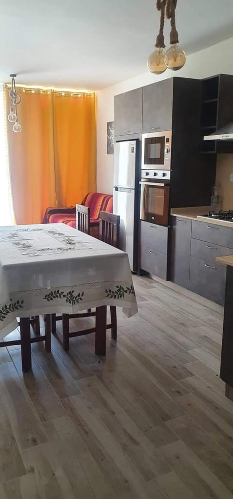 Kitchen or kitchenette, Dining area, minibar, oven, stove