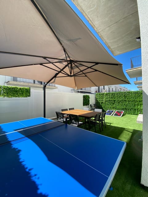 Patio, Day, Table tennis, Dining area