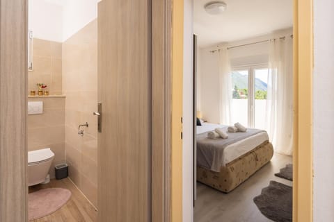 Bed, Bathroom, Bedroom, towels