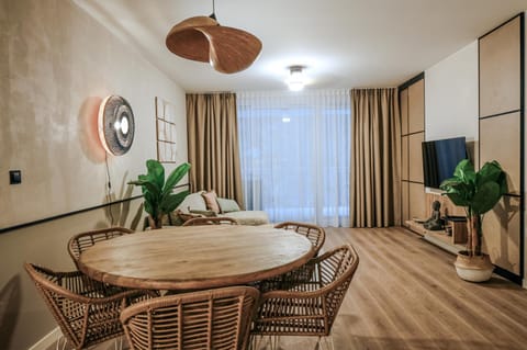 TV and multimedia, Living room, Seating area, Dining area