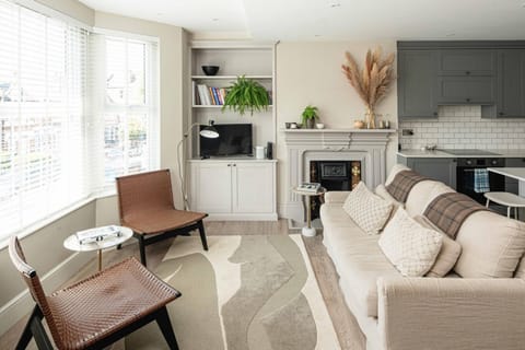 TV and multimedia, Kitchen or kitchenette, Living room, Seating area, Dining area, oven, stove