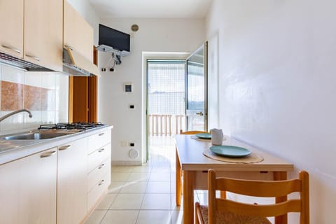 Kitchen or kitchenette, Dining area, stove