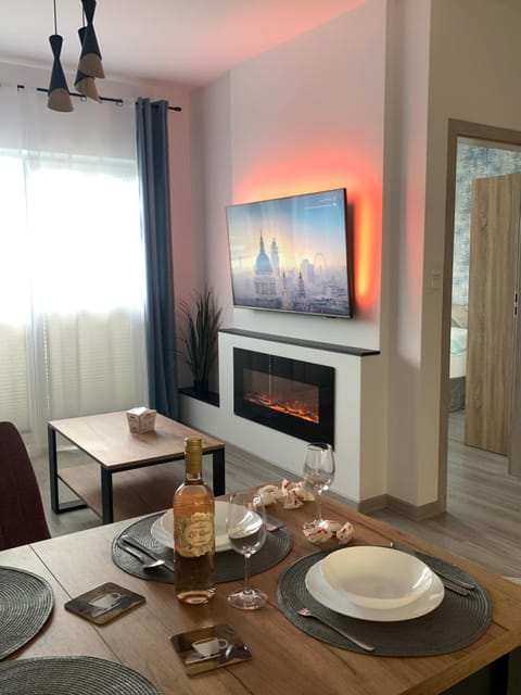 Communal lounge/ TV room, TV and multimedia, Balcony/Terrace, Balcony/Terrace, Living room, Seating area, Dining area, fireplace, fireplace