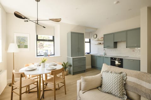 Kitchen or kitchenette, Living room, Seating area, Dining area, oven, stove