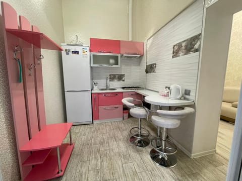 Kitchen or kitchenette, Dining area, microwave, stove