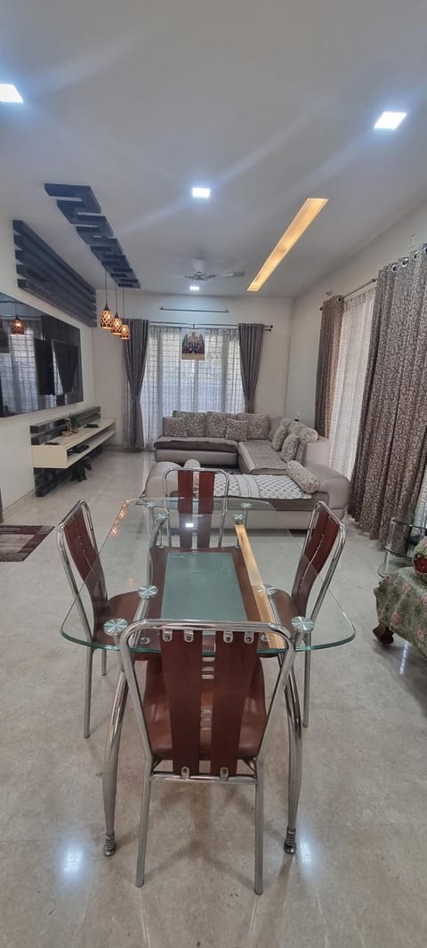TV and multimedia, Living room, Seating area, Dining area