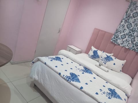 Bed, Bathroom, Photo of the whole room, towels