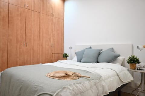 Bed, Photo of the whole room, Bedroom, towels, wardrobe