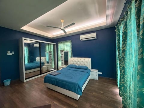 Bed, Photo of the whole room, Bedroom, air conditioner