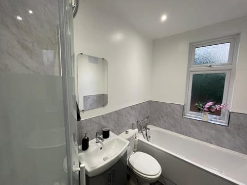 Shower, Toilet, Bathroom, Bath, towels