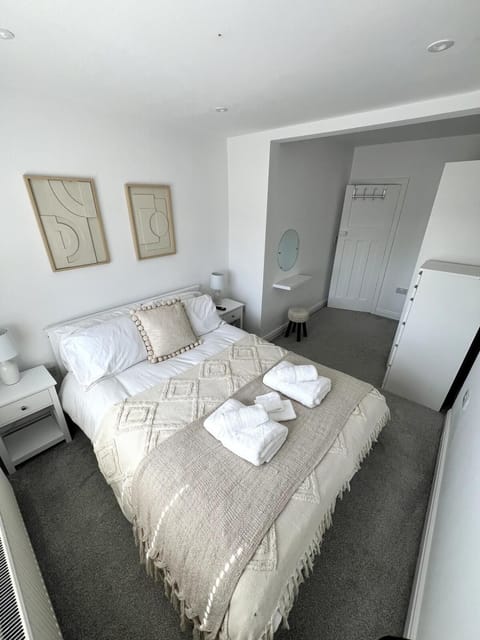 Bed, Photo of the whole room, wardrobe