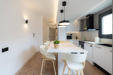 Kitchen or kitchenette, Dining area