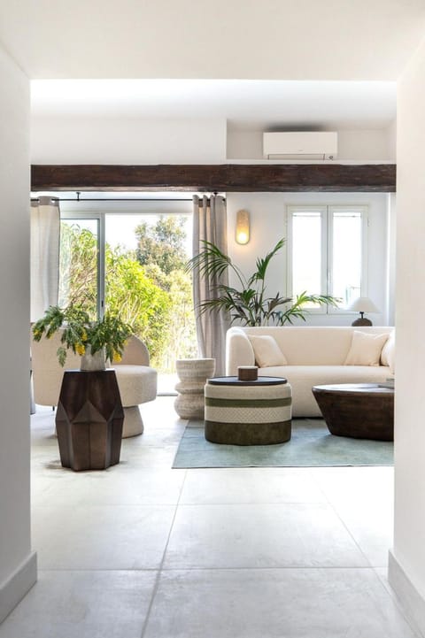 Living room, Seating area, air conditioner