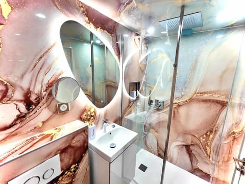 MRODBNB - Escapade Romantique - Appart Neuf- 25m Plage & Resto - Ciné - Popcorn - Ciel de Pluie XXL Apartment in Cancale