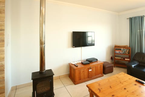 TV and multimedia, Seating area, fireplace, fireplace