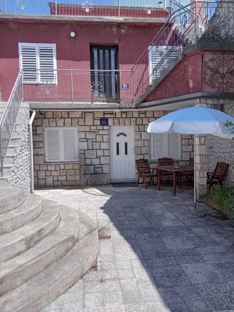 Property building, Patio, Day, Balcony/Terrace