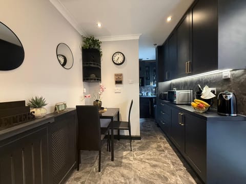 Coffee/tea facilities, Kitchen or kitchenette, Dining area