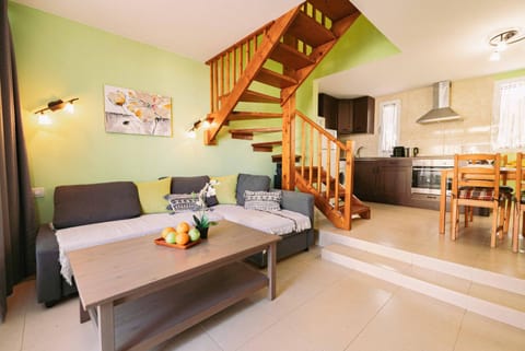 Kitchen or kitchenette, Living room, Seating area, Dining area, pet friendly, stove