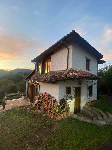 Property building, Day, Natural landscape, Garden, Garden view, Mountain view