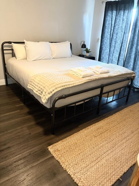 Beautiful Guest Suite with Private Driveway and Entrance Apartment in Forest City