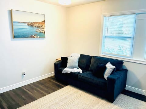 Beautiful Guest Suite with Private Driveway and Entrance Apartment in Forest City