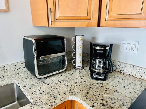 Beautiful Guest Suite with Private Driveway and Entrance Apartment in Forest City