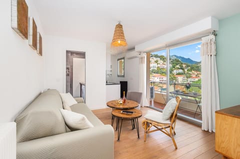 Natural landscape, TV and multimedia, Living room, Dining area, Mountain view