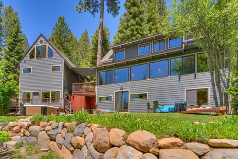 Hyphen 4-bedrooms rental, private beach, filtered view Villa in Tahoe City