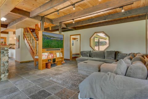 Hyphen 4-bedrooms rental, private beach, filtered view Villa in Tahoe City