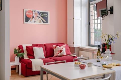 TV and multimedia, Living room, Food and drinks, Seating area, Food, Drinks