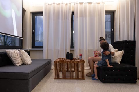 Day, Night, People, TV and multimedia, Living room, Seating area, Evening entertainment, Sea view, Area and facilities, children, young children, older children, Family, Inner courtyard view