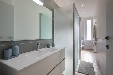 Shower, Toilet, Bed, Bathroom, Photo of the whole room, Bedroom, towels