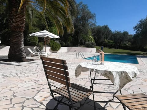 Patio, Garden, Garden, Dining area, Swimming pool, sunbed