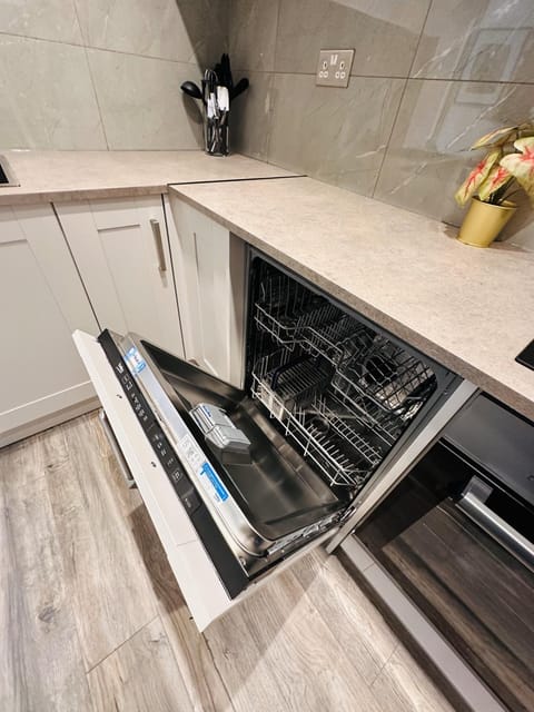 Newly Renovated Private Room with own Kitchenette in a shared house in Birmingham B29 R2 Bed and Breakfast in Birmingham