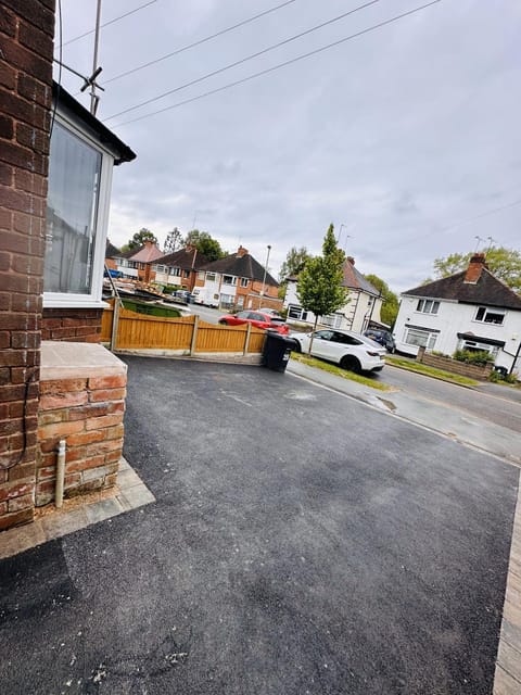 Newly Renovated Private Room with own Kitchenette in a shared house in Birmingham B29 R2 Bed and Breakfast in Birmingham