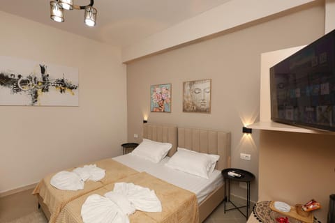 Bed, TV and multimedia, Bedroom, towels