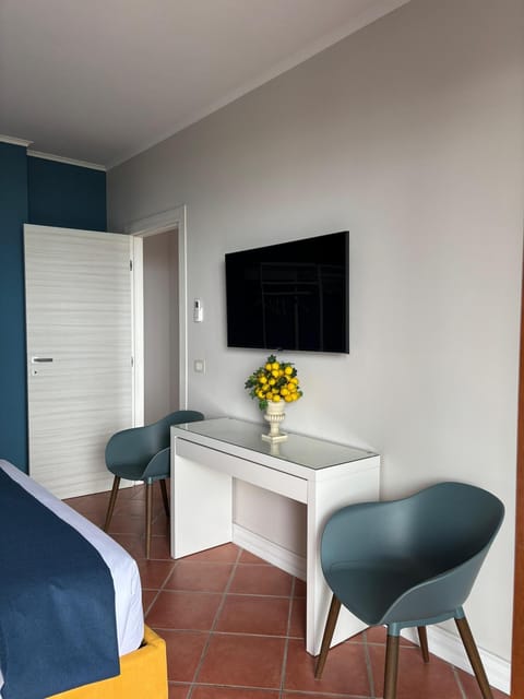 TV and multimedia, Photo of the whole room, Seating area, Bedroom