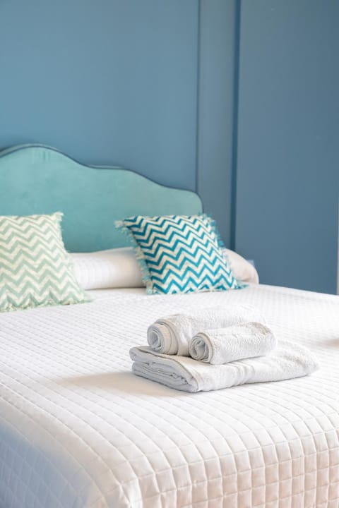 Bed, Bedroom, towels