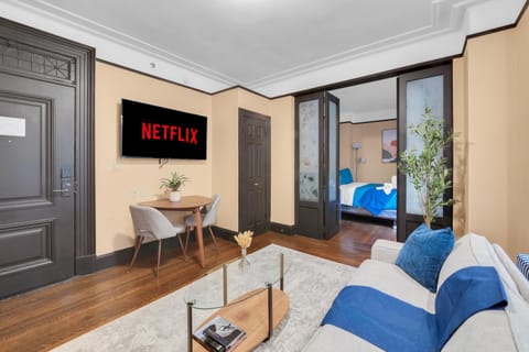 Communal lounge/ TV room, TV and multimedia, Living room, Seating area, Evening entertainment