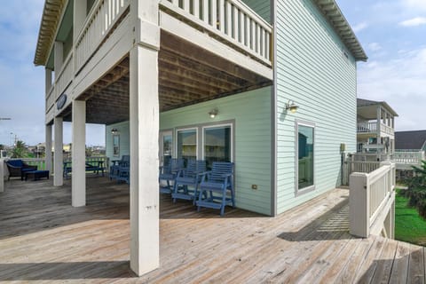 Walk to Coast Crystal Beach Gem with Deck and Views House in Bolivar Peninsula