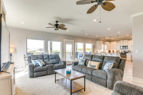 Walk to Coast Crystal Beach Gem with Deck and Views House in Bolivar Peninsula