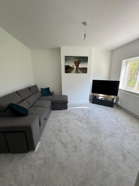 3 bedroom Home in chesterfield with front and back gardens Apartment in Chesterfield