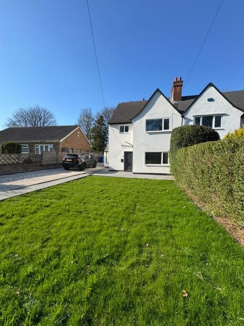 3 bedroom Home in chesterfield with front and back gardens Apartment in Chesterfield