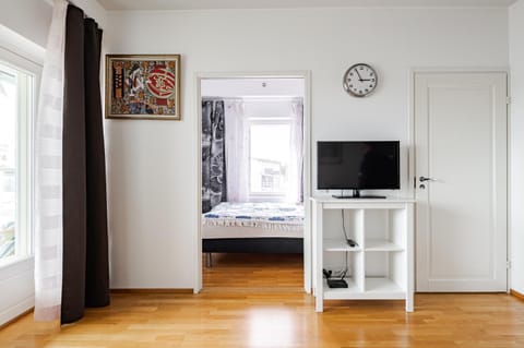 Bed, TV and multimedia, Bedroom