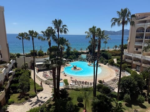 a 2 minutes de la plage vue mer et piscine Apartment in Cannes