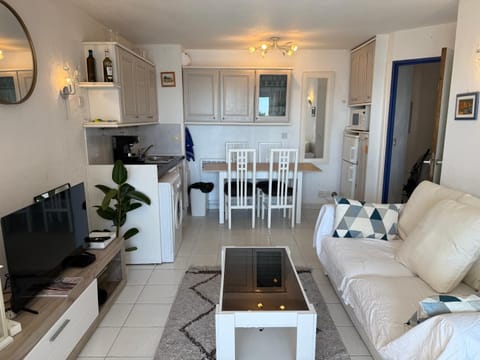 a 2 minutes de la plage vue mer et piscine Apartment in Cannes