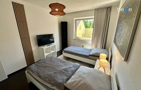 Bed, TV and multimedia, Photo of the whole room, Bedroom
